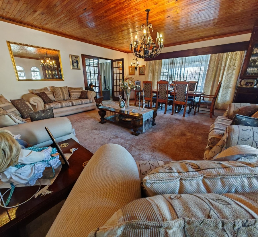 6 Bedroom Property for Sale in Heuwelsig Free State